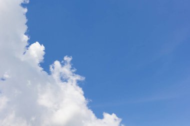 Mavi gökyüzü ve beyaz bulut.