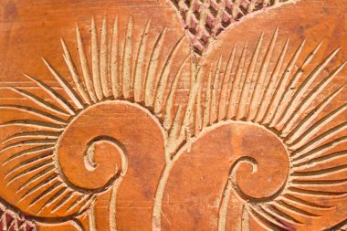 Desenli çömlekleri kapat.