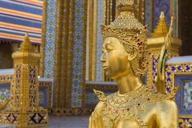 Altın Kinnari heykeli Wat Phra Kaew, Bangkok, Tayland.
