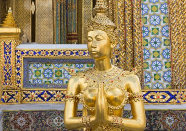 Altın Kinnari heykeli Wat Phra Kaew, Bangkok, Tayland.