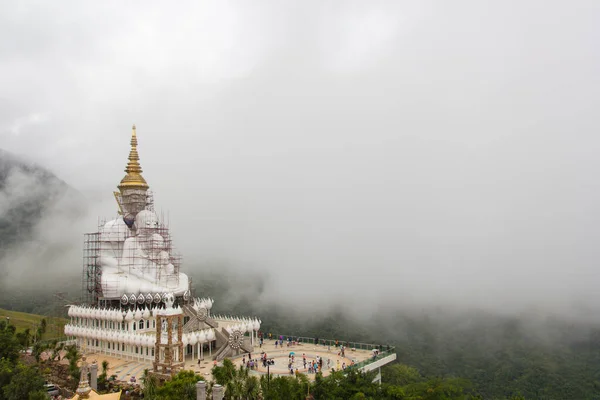 Sis arka planında beş Buda heykeli (wat phra that pha son kaew), Tayland.