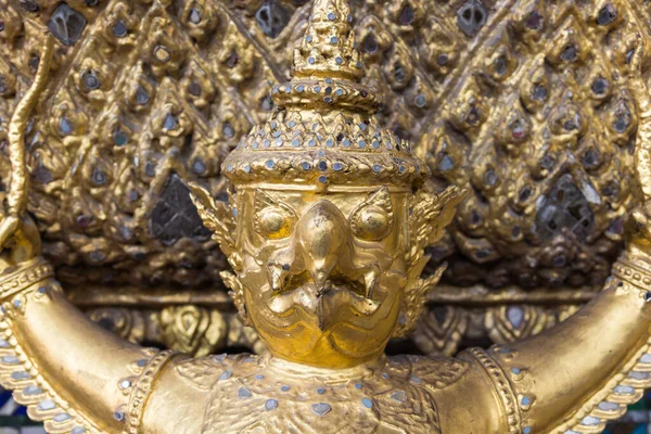 泰国曼谷Wat Phra Kaew的Garuda — 图库照片