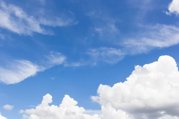 Weiße Wolke Blauen Himmel — Stockfoto