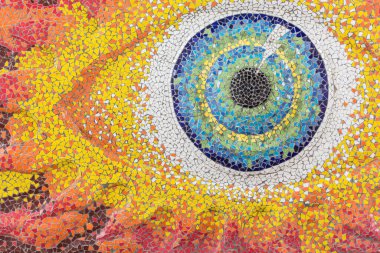 Tayland 'ın Nakhonratchasima bölgesindeki Dan Khun Thot bölgesinde tapınakta (Wat Ban Rai) soyut, renkli seramik desenler.