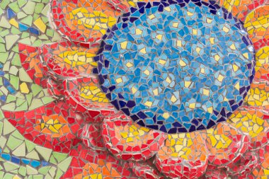 Tayland 'ın Nakhonratchasima bölgesindeki Dan Khun Thot bölgesinde tapınakta (Wat Ban Rai) soyut, renkli seramik desenler.