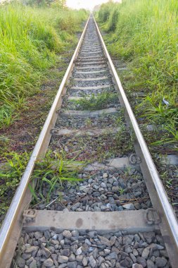 Sabahleyin kirli demiryolu.