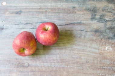 Tahtadaki kırmızı elmaları kapat..