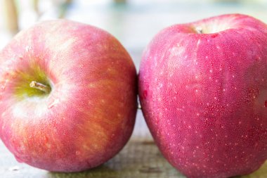 Tahtadaki kırmızı elmaları kapat..