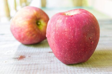 Tahtadaki kırmızı elmaları kapat..