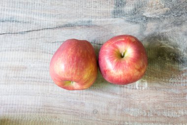 Tahtadaki kırmızı elmaları kapat..