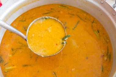 Balık köri sosu pirinç eriştesiyle yenir..