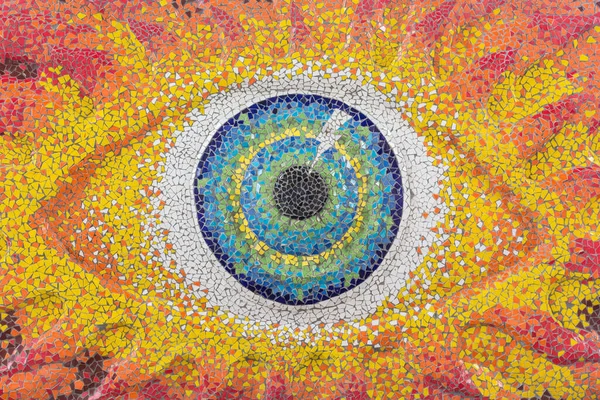 Tayland 'ın Nakhonratchasima bölgesindeki Dan Khun Thot bölgesinde tapınakta (Wat Ban Rai) soyut, renkli seramik desenler.