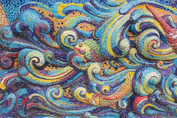 Tayland 'ın Nakhonratchasima bölgesindeki Dan Khun Thot bölgesinde tapınakta (Wat Ban Rai) soyut, renkli seramik desenler.