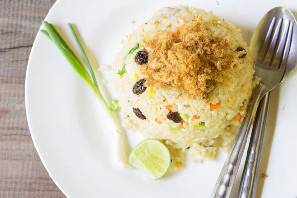 Nasi Goreng Dengan Potongan Daging Babi Kering Piring Putih — Stok Foto