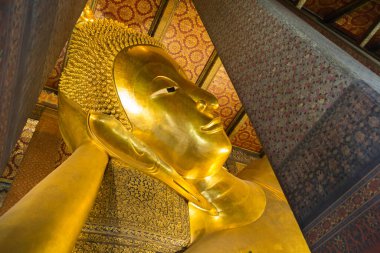 uzanmış altın buddha heykeli, wat pho, bangkok, Tayland.
