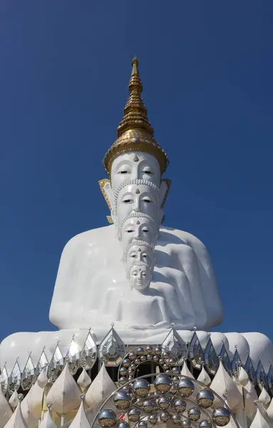 Phetchabun 五尊佛像 Wat Phra Pha Sorn Kaew — 图库照片