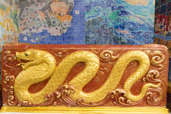 Çin burcu, Wat Ban Rai 'de Yılın Küçük Yılanı Heykeli, Nakhon Ratchasima Bölgesi, Tayland.