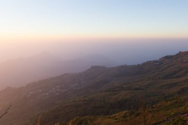 Gün doğumu sahnesi ve dağdaki virajlı yol, Phu Thap Boek Phetchabun Tayland.