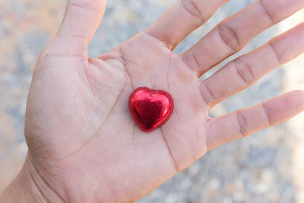 Cioccolato Cuore Rosso Nelle Mani Dei Giovani — Foto Stock