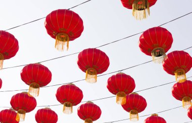 Gökyüzünde Çin feneri, yeni yıl kutlaması.