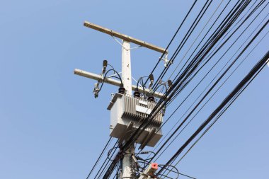 Mavi gökyüzü arkaplanındaki elektrik trafo alt istasyonu.