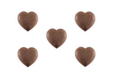 Kalp çikolatası beyaz arka planda izole.