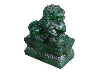 Beyaz arkaplanda Çin Yeşim Aslan Heykeli.