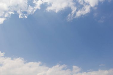 Mavi gökyüzünde beyaz bulutlar.