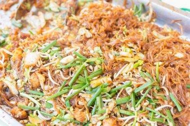 Domuz eti ve sebzeli kızarmış şehriye..