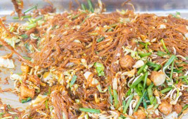 Domuz eti ve sebzeli kızarmış şehriye..