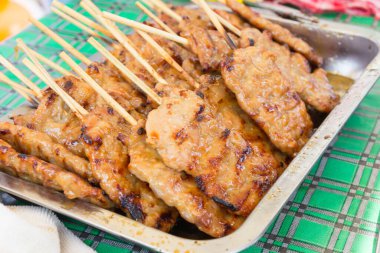 Asya ızgara domuz eti pilav ile servis.