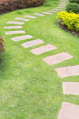 Taş patika çim alanı.