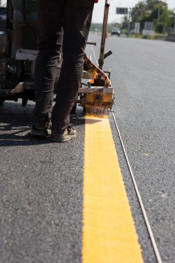 makine dışarı atmak ve alt yol ve trafik işaret boyama.