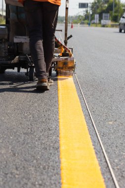 makine dışarı atmak ve alt yol ve trafik işaret boyama.