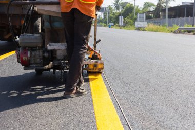 makine dışarı atmak ve alt yol ve trafik işaret boyama.