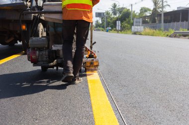 makine dışarı atmak ve alt yol ve trafik işaret boyama.