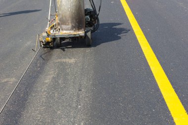 makine dışarı atmak ve alt yol ve trafik işaret boyama.