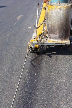 makine dışarı atmak ve alt yol ve trafik işaret boyama.