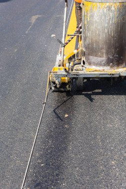makine dışarı atmak ve alt yol ve trafik işaret boyama.