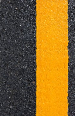 Asfalt yolu soyut arkaplan olarak, yol dokusunda sarı çizgi.