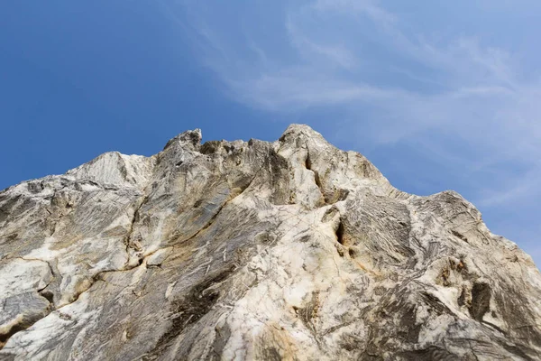 Mavi gökyüzü arkaplanındaki taş.