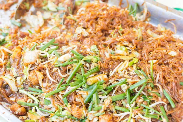 Domuz eti ve sebzeli kızarmış şehriye..