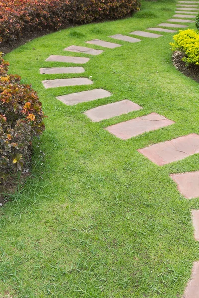 Taş patika çim alanı.