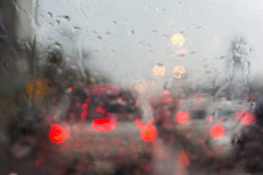 Suda görülen bulanık araba siluet araba camına düşüyor.