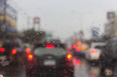 Suda görülen bulanık araba siluet araba camına düşüyor.