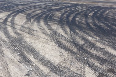 Lastik izleri ile soyut yol arka plan.