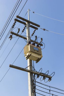 Mavi gökyüzü arkaplanındaki elektrik trafo alt istasyonu.