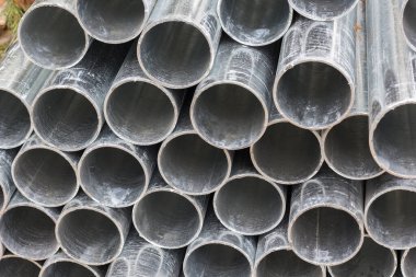 Çelik boruların soyutlanması.
