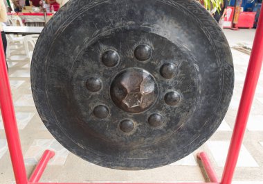 Tayland 'daki tapınakta eski büyük demir gong..