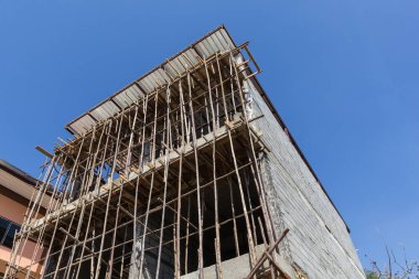 İnşaat inşaat site işleri mavi gökyüzü.